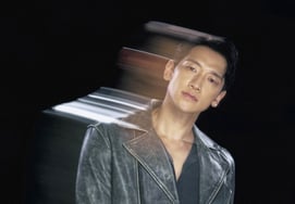 Jung Ji Hoon tăng thêm 7kg để tạo cơ thể giết ngườiBây giờ tôi phải cởi nó ra thôi (Những chú chó săn 2) [Phỏng vấn ②]