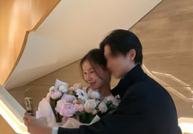 Cặp đôi kết hôn đầu tiên trong phim 'Love of Hwan Seung'Jung Hye Im khoe bó hoa cỡ lớn nhận được từ chú rể tương lai ♥