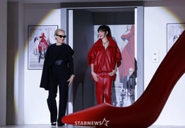 メリル・ストリップとアン・ハサウェイが映画のように登場 [★写真]