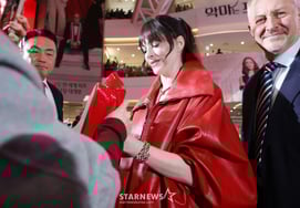 Anne Hathaway, fan service dành cho giày đỏ [★Ảnh]