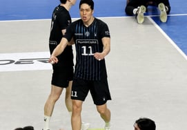 [フォト] 「レオはコートに横たわる」