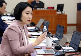 Rep. Lee So-young said, "Electric vehicle subsidies... Hyundai Motor Group should not be subsidized for sales."
