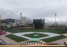 夜明けまで降り続いた雨→光州の早朝雨天中止が決定！ KIAは大田へ、サムスンは大邱へと速やかに戻る