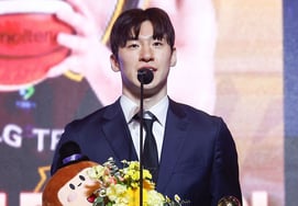 "得票率90.5%"李贞贤压倒性的MVP，由第五名索诺队完成 生平第一次获奖的壮举 [KBL颁奖典礼现场]