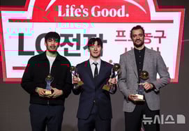 Vị trí thứ 5 của giải đấu chính thức 'Bất thường' đã càn quét lễ trao giải... Giải thưởng MVP và tân binh của các cầu thủ trong nước, tất cả đều là sản phẩm của Sono." [Hiện trường lễ trao giải KBL]