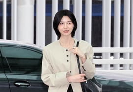 クォン・ナラ『雨の中の女』 [★写真]