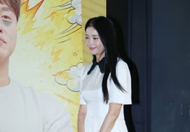 吴允儿 '紧张的脚步' [★照片]