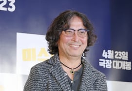 Ahn Suk Hwan nở nụ cười ung dung [★Ảnh]