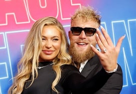 "Một vụ ngoại tình gây sốc mà nữ thần trượt băng không biết vợ sắp cưới?" Jake Paul nổi giận vì tin đồn hủy hôn. "Nói dối"... "Sao lại ép mình phải cam kết với Nữ thần ngoại tình chứ?"