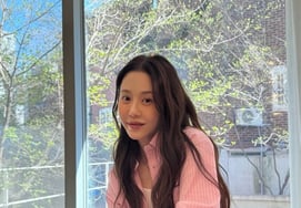 Go Hyun Jung đẹp trai trong phim '55 tuổi'Mặc áo sơ mi màu hồng thể hiện vẻ đẹp tươi trẻ