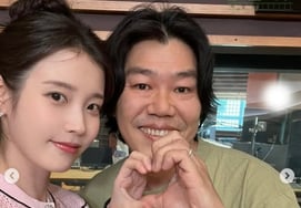 IU tiết lộ ảnh skinship thân mật giữa Lee Sang Soon và Lee Hyo Ri [Star Issue]