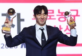 2年前の苦しみを乗り越えて『人生初のMVP』に感激したイ・ジョンヒョン「シーズン初めは全く考えていなかった…」"