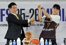 篮球教练和选手为什么挥棒？ "LG Sakers队和Twins队将实现两连冠"" [KBL媒体日现场]