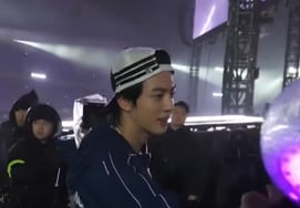 Jin (BTS) chạy đến hàng ghế khán giả để "không sao đâu" trước sự can thiệp của nhân viên…2.5 triệu fan hâm mộ toàn cầu sau concert ở Goyang dưới mưa [K-EYES]