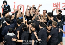 [Фото] Игроки Hyundai Capital празднуют победу в 4-м раунде