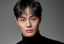 'Những chú chó săn' mùa 2 thu hút sự chú ý của mọi người.Cha Ji Hyuk hoàn hảo hóa thân thành nhân vật trí tuệ