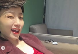 アン・ヨンミ、出産が近いDライン..胸の上に金日成バッジ？