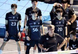 [Chụp ảnh] ' Huấn luyện viên Blanc đang chỉ huy trận đấu thứ 5 của Champ