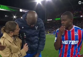 Too much touch with the "Boyfriend" beauty reporter... EPL Strikers Controversy Over 'Forced Hugs' Throughout Interview "Goals and Explodes Self-interest"