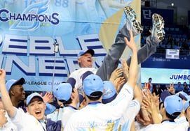 [Фото] Хенан, менеджер "Travel Korean Air", заставляет меня заинтриговать