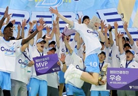 [フォト] 『MVP チョン・ジソクのトロフィーセレモニーは特別だ！'