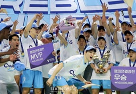 [フォト] ジャンプの準備 『MVP』のチョン・ジソクのトロフィーセレモニーは特別だ！'