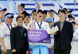 [フォト] チョン・ジソクにMVPを授与したチョ・ウォンテ KOVO総裁