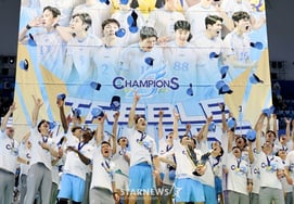 [相片儿] 大韩航空选手们扔着冠军帽庆祝胜利