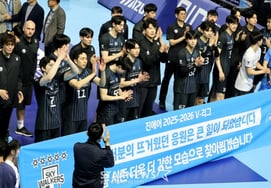 [Фото] Игроки Hyundai Capital's, которые "спасибо фанатам"