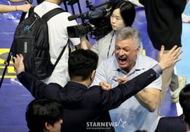 [Фото] Тренер Хенан "Обнимая с владельцем клуба Чо Вон Тхэ"