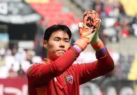 [Chụp ảnh] Song Bum Geun sau lưng mình không có bóng."'