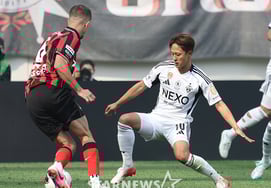 [Photo] Lee Seung-woo blocks Babets road