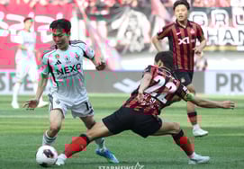 [Chụp ảnh] Kang Sang Yoon 'Kim Jin Soo xỏ lỗ tai rồi''