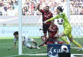 [Photo] "It's offside, right?"