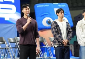 「こんにちは、『監督』のパク・チョルウです」「ファンがいちばん最初に聞いた！ 感動を与えたウリカードの逆転発想 「ファンにいちばん先に伝えたかった」"