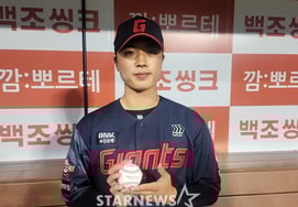 「ミスターノゼロ→プロ初勝利まで」ロッテのルーキー、パク·ジョンミンが謙虚に語る！ 「運がたくさん味方してくれ、ERA0はいつか破られるだろう」