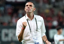 "离开全北"的波耶特向娘家托特纳姆热刺队发出痛心的警告,"拜托,只做知道的事情吧!" 朴赞浩还指责朴赞浩在场上位置"转盘"