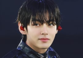 防弹少年团V,强烈的表演→完美的现场演唱→有节奏的敬礼...'舞台天才的回归'