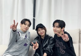 "Army" Ha Jiwon, "I'm always rooting for BTS." Yay!" A happy "certification of the concert" between V and Jungkook