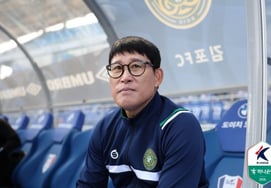 水原三星队首次失利，金浦队主教练高正云的秘诀是"为了K联赛的票房，本想抓住的……" [水源现场]