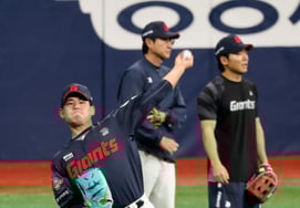 [Фото] Ким Джин Ук, который "потягивает тело с длинным тосом"