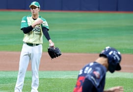 [Photo] "Roh Jin-hyuk's walk." Ahn Woo-jin takes the first inning of the test