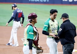 [Photo] Ahn Woojin can't avoid foreign substances