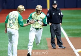 [フォト] 歓声が自然に沸き起こる 「1回裏先頭打者ホームラン」イ・ジュヒョン