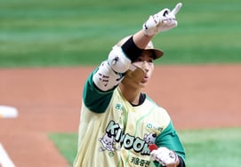 [フォト] みんな、よく見たよね？ 「1回裏先頭打者ホームラン」イ・ジュヒョン