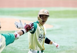 [フォト] 「1回裏先頭打者ホームラン」イ・ジュヒョン