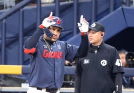 [相片儿] 雷耶斯在第6回合初击出安打出垒