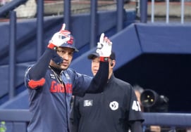 [Фото] Ле, который возвращается на базу с ударом в начале 6-го иннинга. [Рейес, который возвращается на базу с хитами в 6-м иннинге]