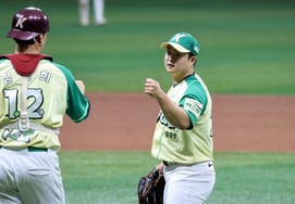 [一下子] 王牌投手安佑镇归来，庆祝"战胜乐天队2连败，2比0获胜"的Kiwoom Heroes