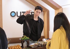 Kim Young Dae bất ngờ tặng quà cho các thành viên công ty quản lý trước thềm nhập ngũtình nghĩa mười năm